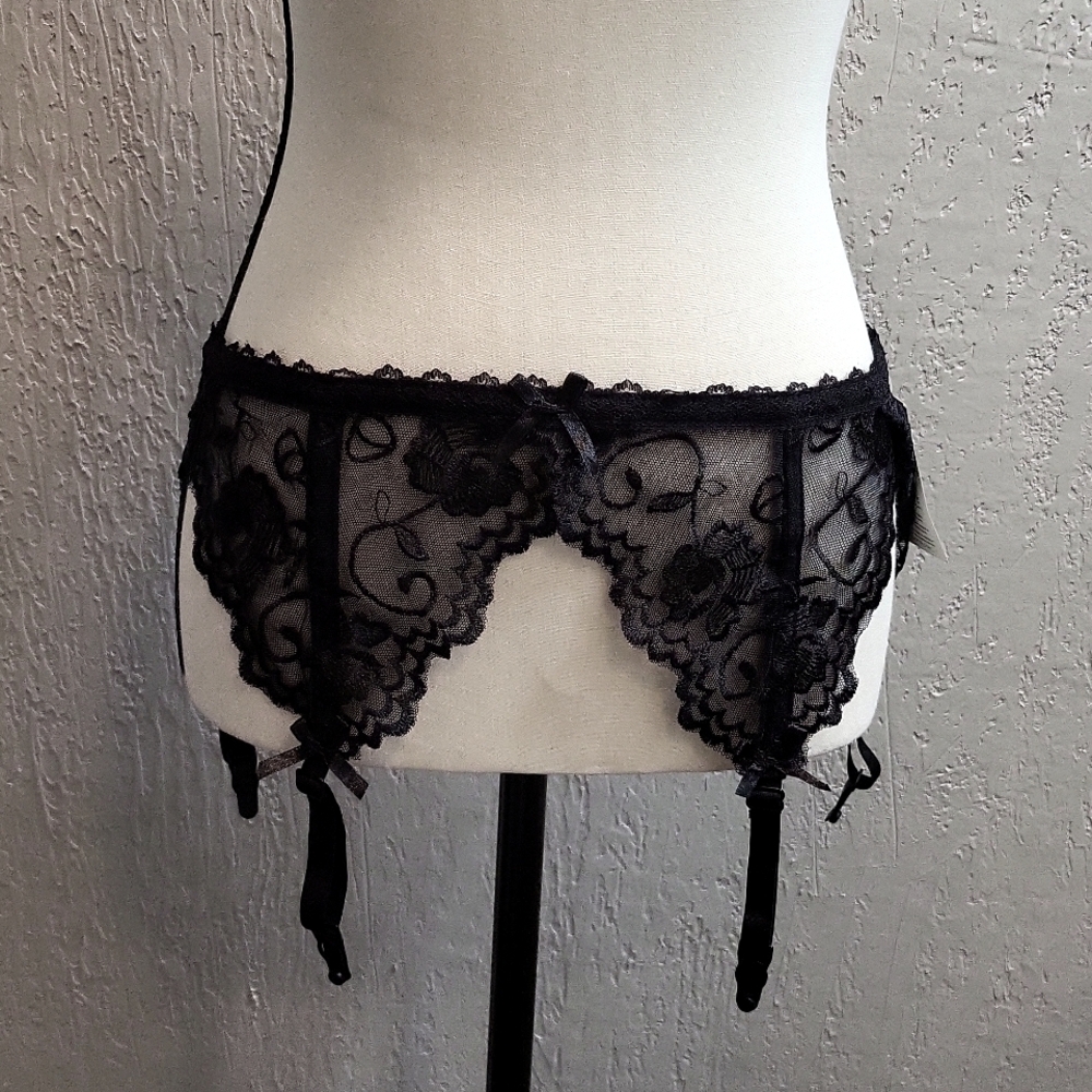 NWT La Petite Coquette Black Lace Garter Belt
